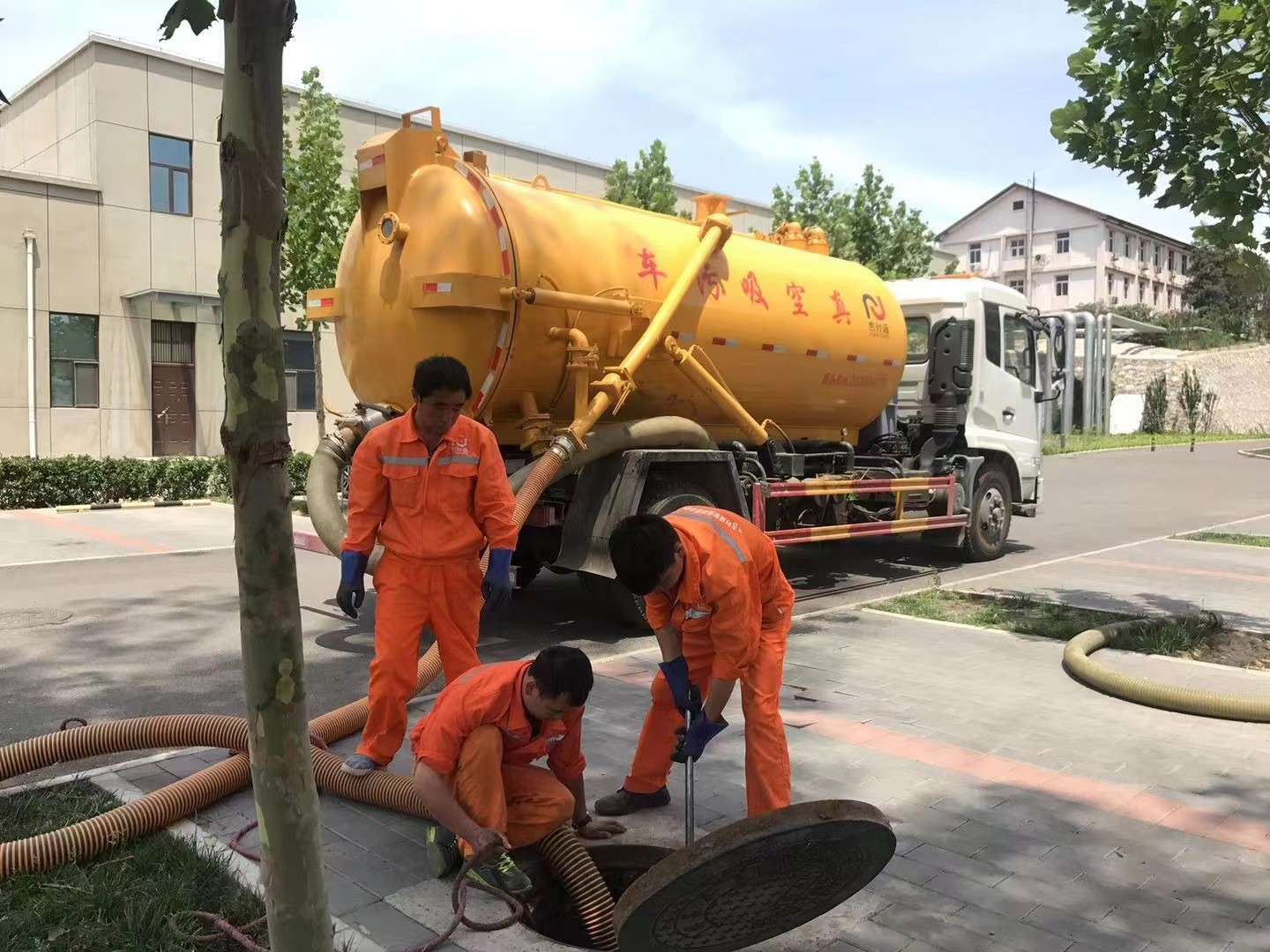 浪卡子管道疏通车停在窨井附近