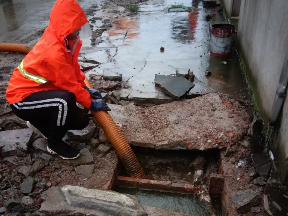 浪卡子专业清理污水池 炜誉市政以规范流程守护城市 “肠道”