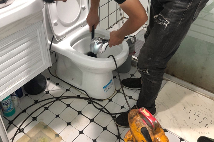 浪卡子马桶堵塞自己疏通还是找师傅？专业上门服务让你省时更省心
