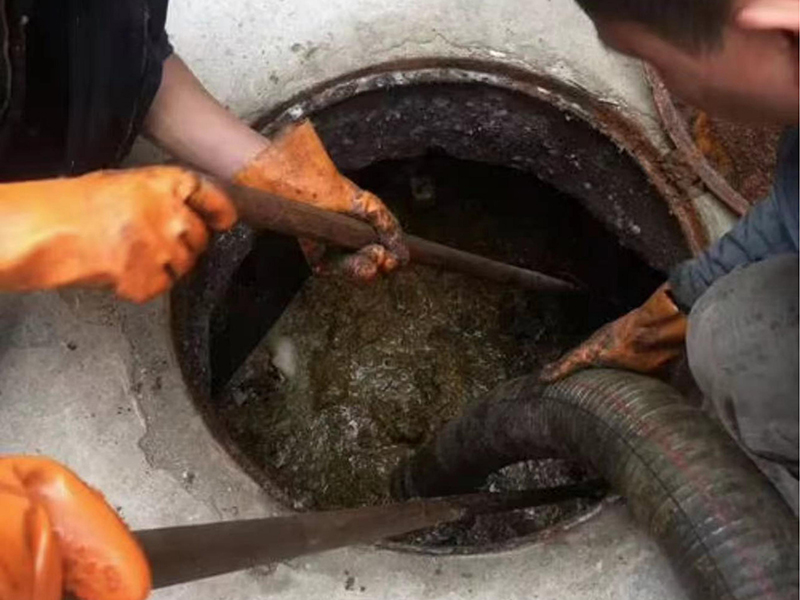 浪卡子清理化粪池时如何避免沼气的危害？